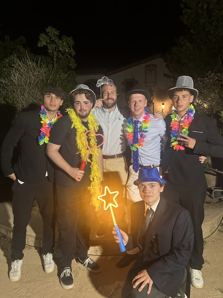 alumnos disfrutando de la graduacion