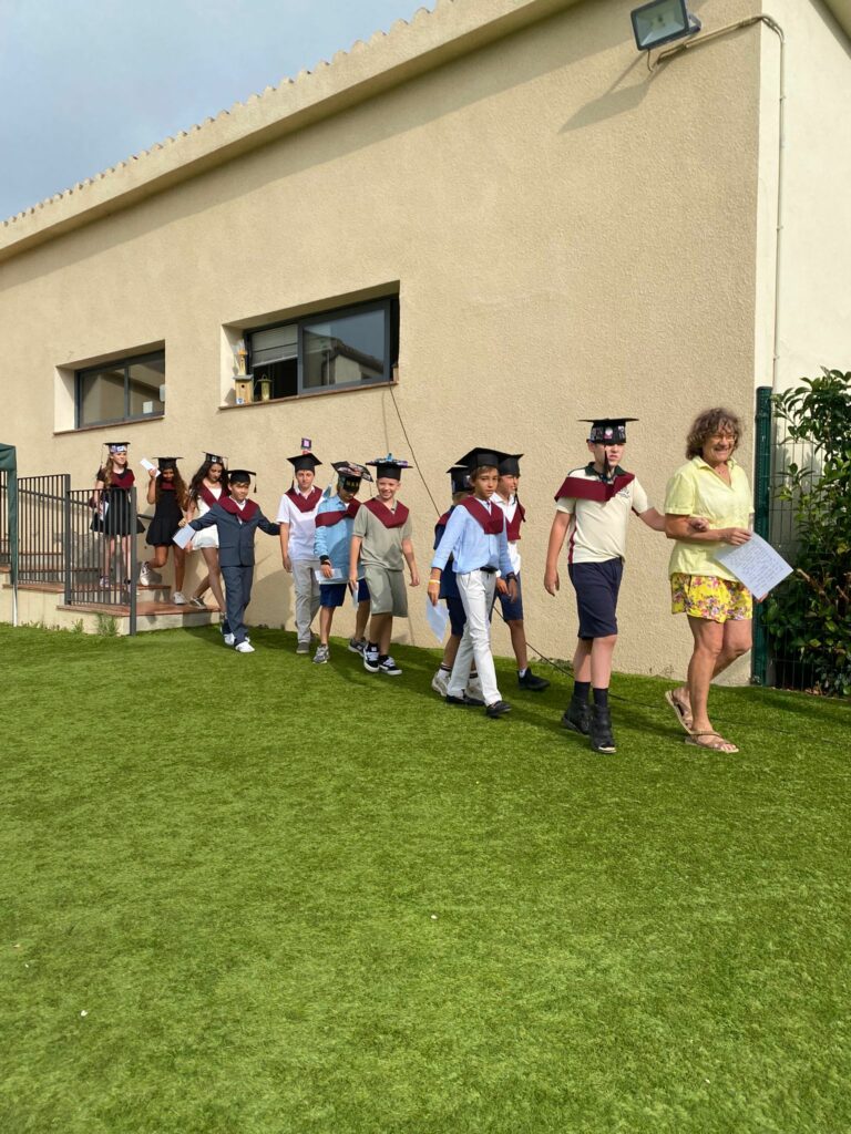 Alumnos andando hacia la graduacion